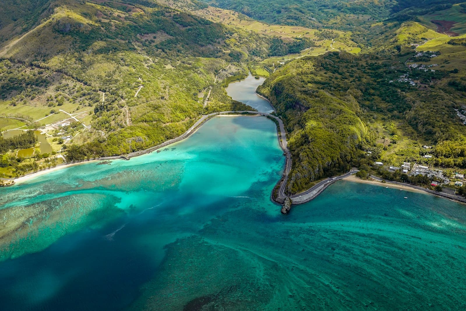Vue aérienne de la route côtière et de la péninsule du Morne