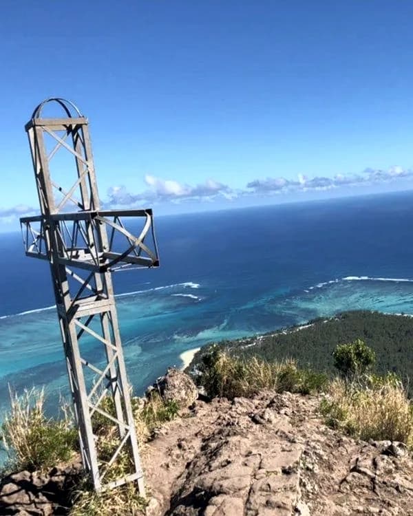 The metal cross at the official end of the Le Morne trail