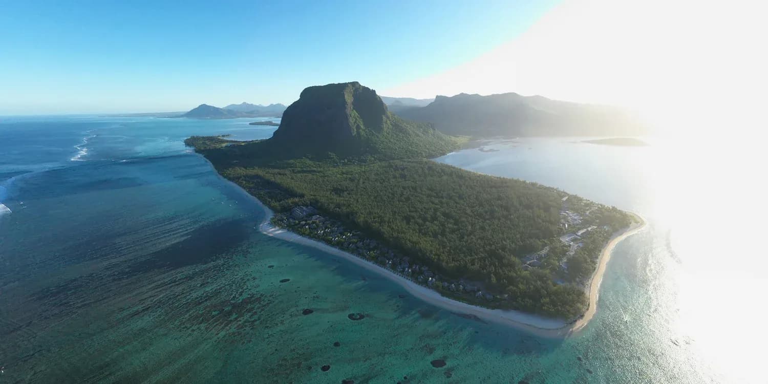 La péninsule du Morne vue du ciel, montagne et lagon