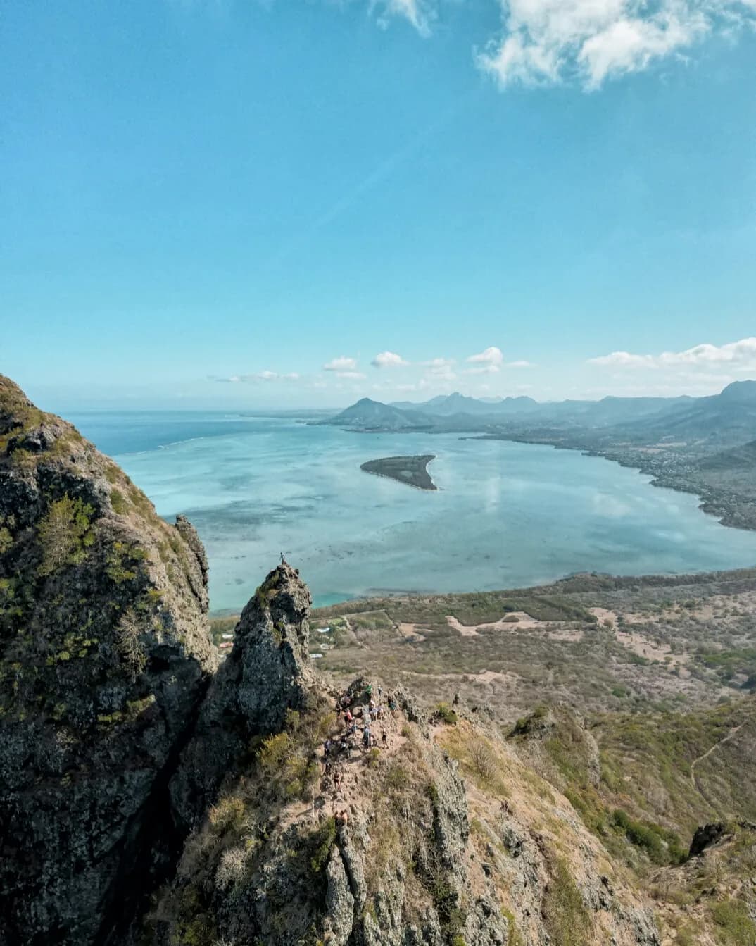 L'arête sommitale du Morne Brabant au-dessus du lagon