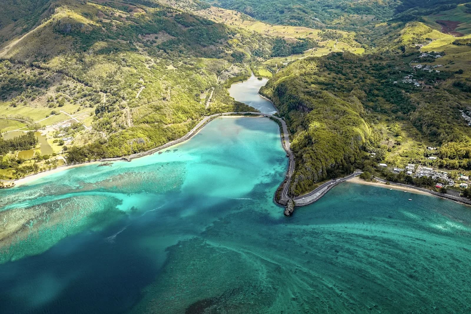 Vue aérienne de la route côtière et de la péninsule du Morne