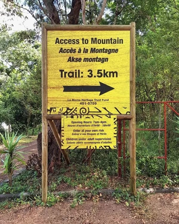 Le panneau jaune au départ du sentier du Morne